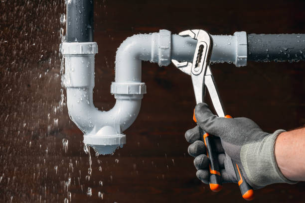 Professional Emergency Plumber technician working in Brimfield, IL